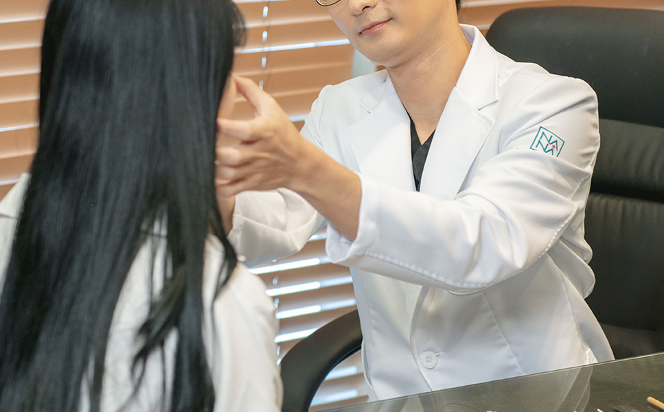 성형외과 전문의가 직접 개인 맞춤 상담을 진행하는 장면