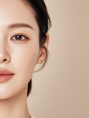 나나성형외과 윤곽 재수술 결과 이미지, 재수술 집도 노하우를 통해 얼굴 윤곽이 안정적으로 개선된 여성 얼굴 정면 모습