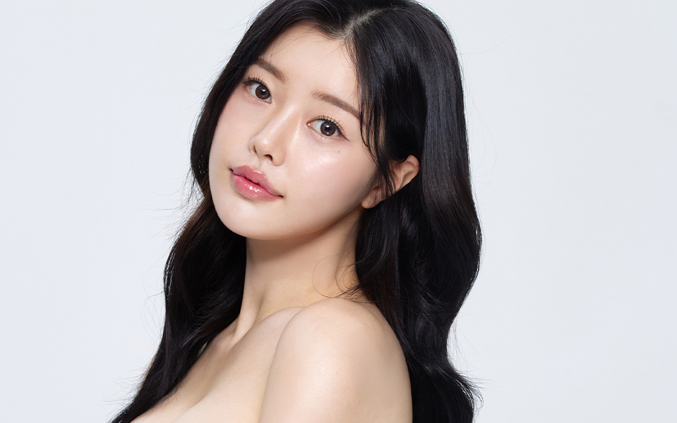 셀프진단이 가능한 여성 모델 이미지