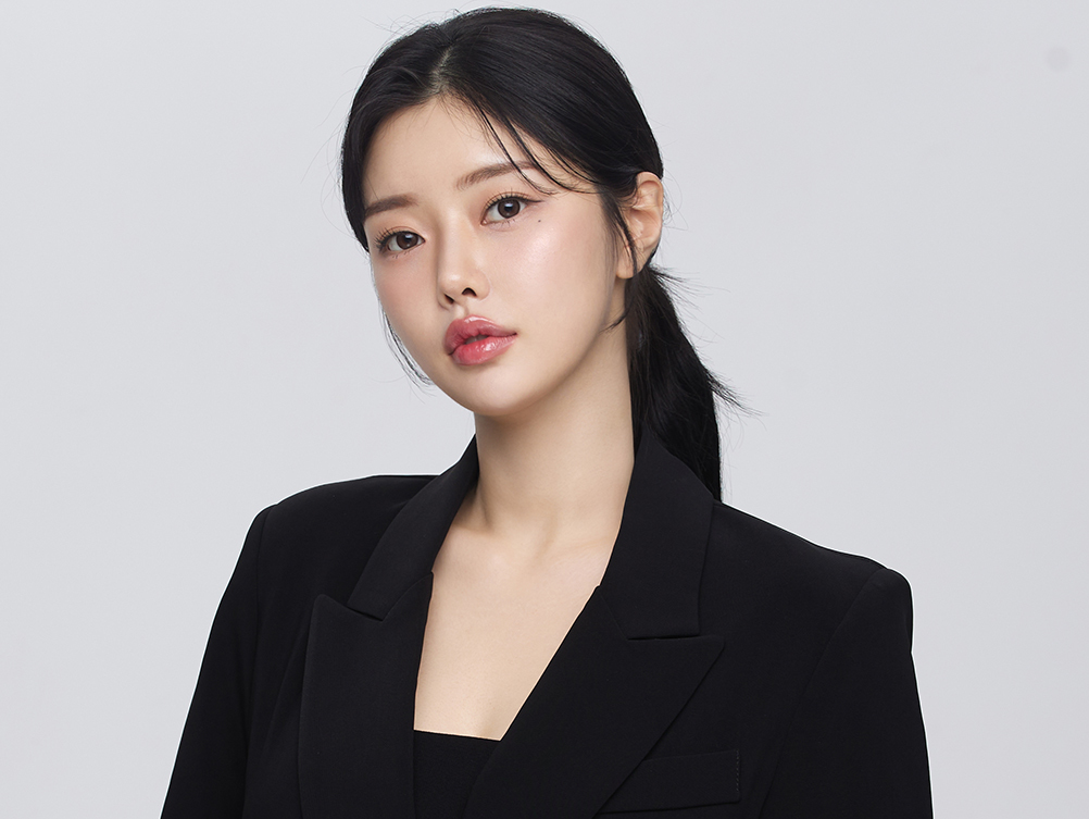 나나 사각턱수술로 이차각 없이 자연스러운 턱라인의 여성 모델 이미지